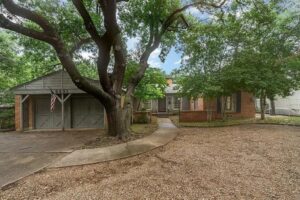 homes for sale in greenway parks dallas, Upscale Russwood Acres Homes, Living in 75251 Dallas