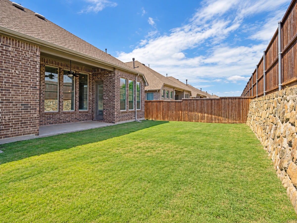 University Place Dallas outdoor living space